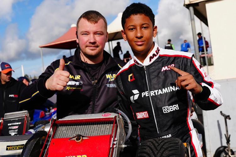 Pebalap Muda Indonesia Qarrar Firhand Raih Pole Position Grup di WSK Super Master 2026