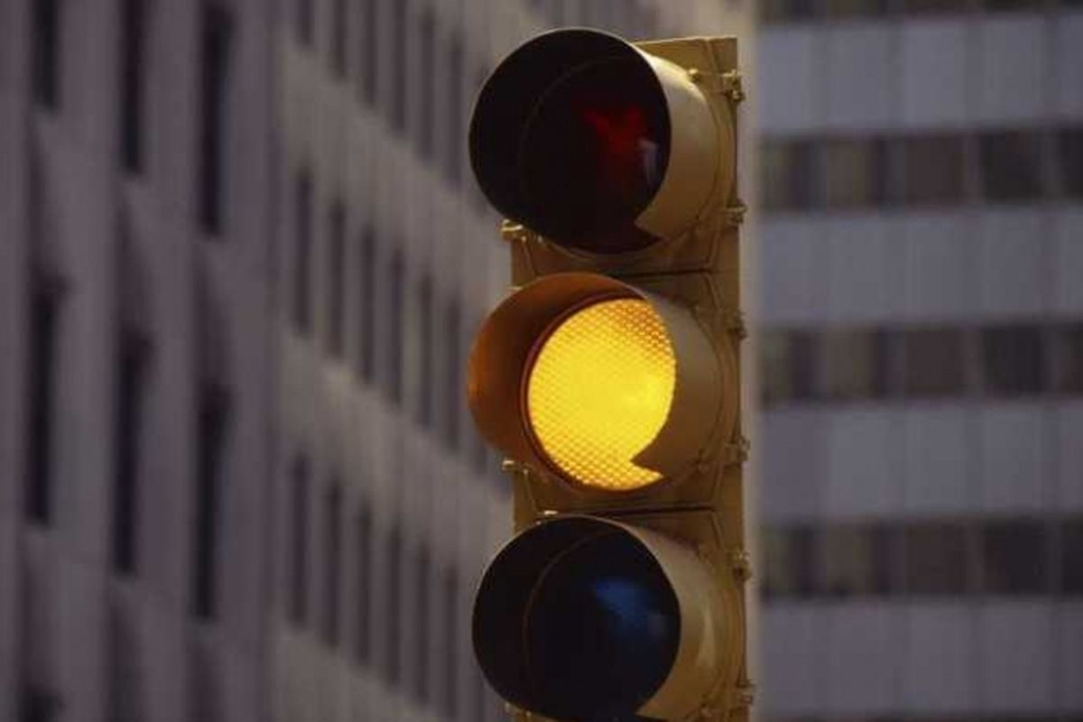 Lampu Kuning: Sinyal untuk Bersiap, Bukan Melaju