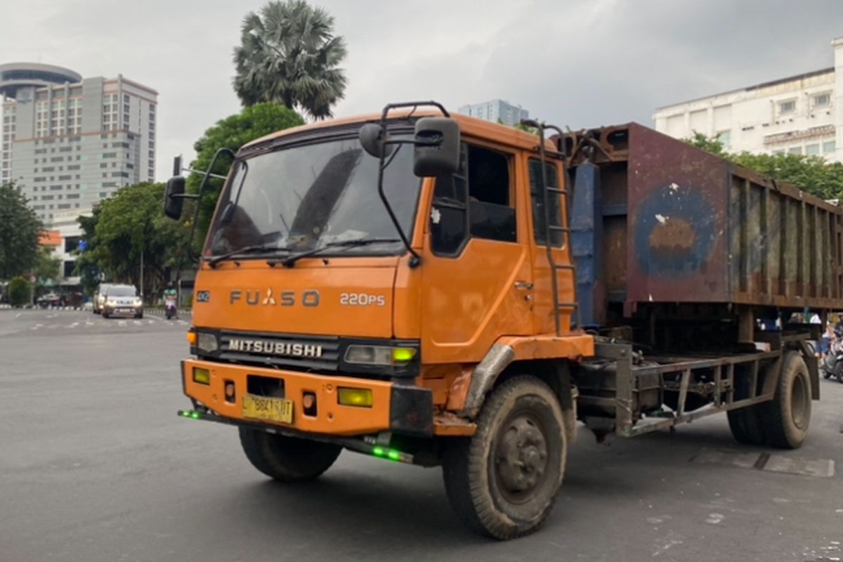 Cara Aman Menghindar dari Truk Besar Saat Berkendara