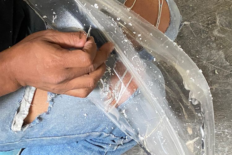 Waspada Mika Lampu Mobil Berembun di Musim Hujan