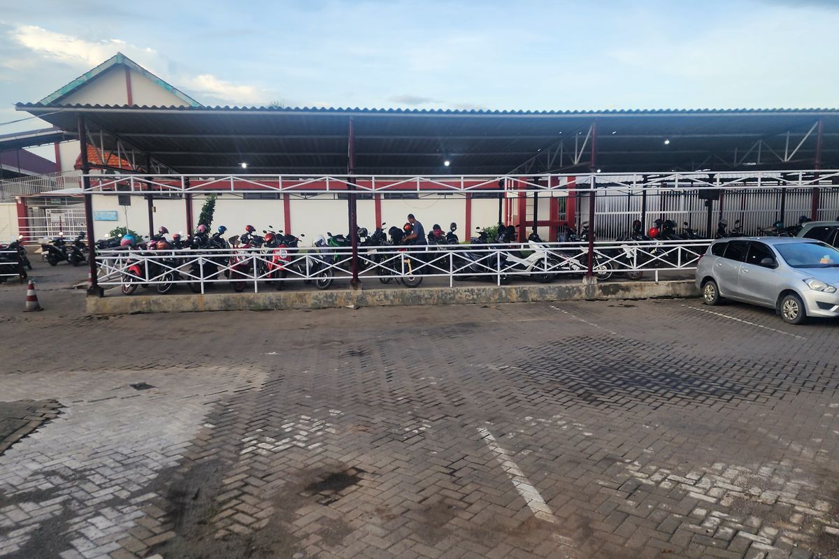 Mulai Musim Hujan, Pengendara Diminta Lebih Cermat Pilih Lokasi Parkir