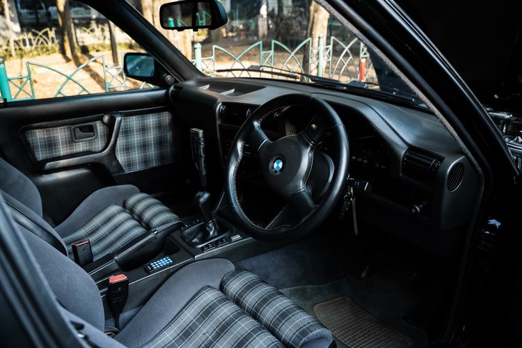 Restorasi Interior BMW E30 Makin Sulit, Bahan Asli Langka