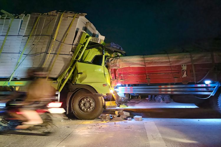 Cara Aman Menghindar dari Truk Besar Saat Berkendara