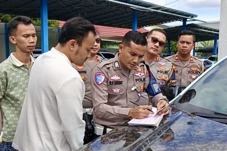 Video Pemuda Lakukan Aksi Pacu Jalur di Atas Mobil di Ruas Tol Lampung
