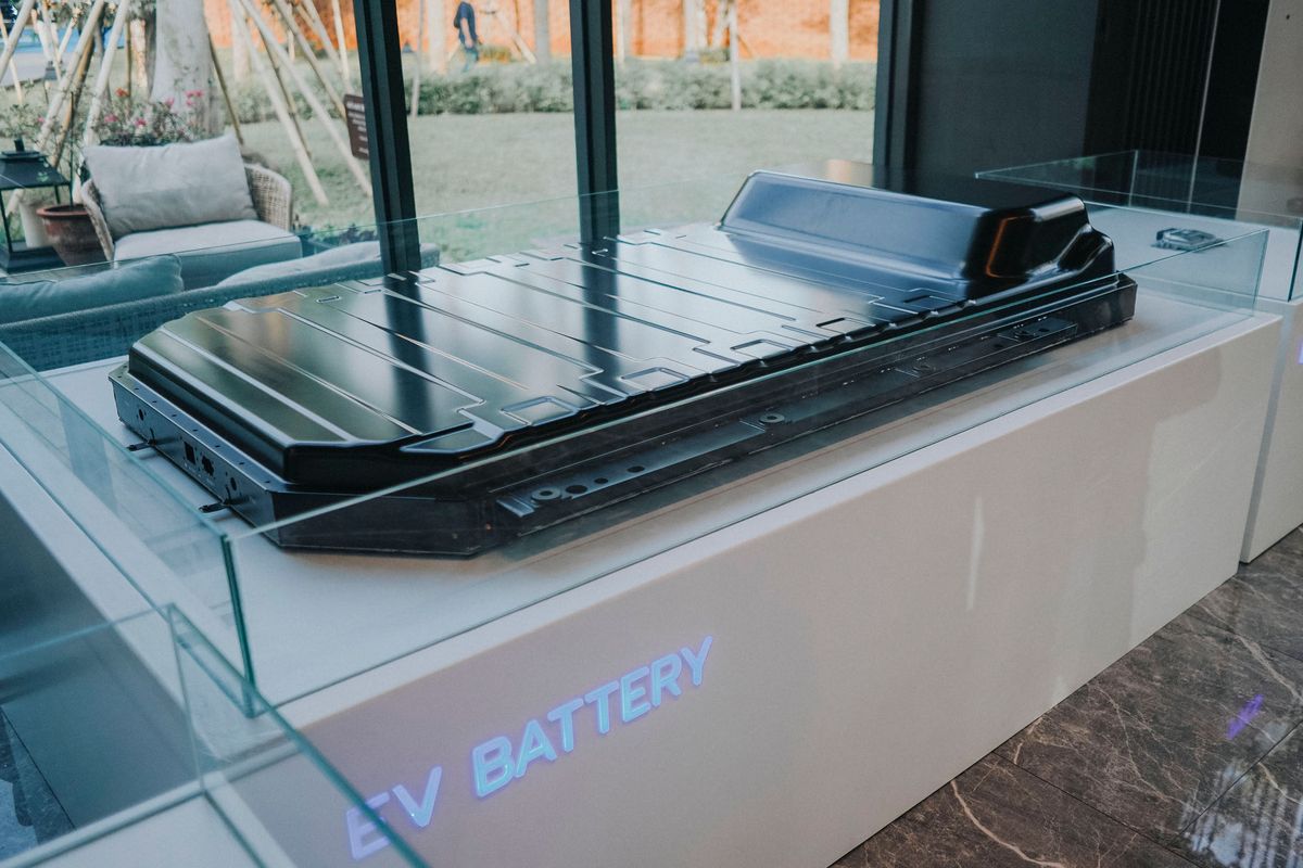 Tantangan dan Solusi Limbah Baterai Kendaraan Listrik di Jakarta