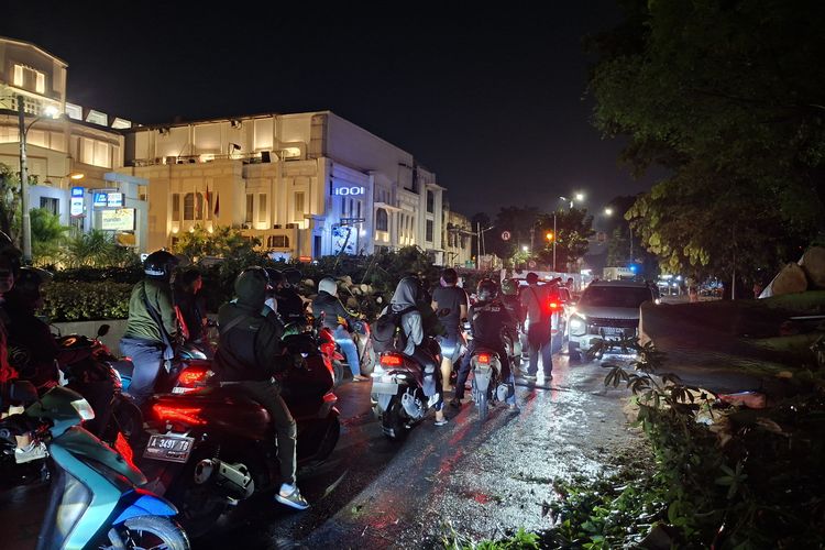 Pengendara di Jakarta Diimbau Waspadai Pohon Tumbang dan Genangan