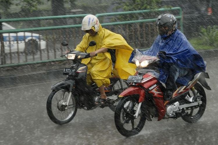 Tips Berkendara Saat Hujan, Cegah Aquaplaning pada Motor