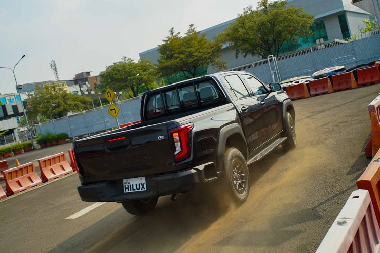 Toyota Belum Tertarik Hadirkan Hilux PHEV, Ini Alasannya