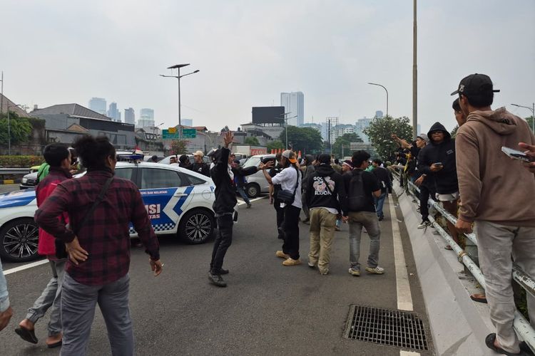 Update Demo: Akses Keluar Slipi Tol Dalam Kota Ditutup Situasional