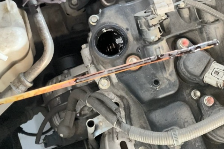 Oli Mesin Mobil Berkurang Perlu Diganti atau Ditambah?