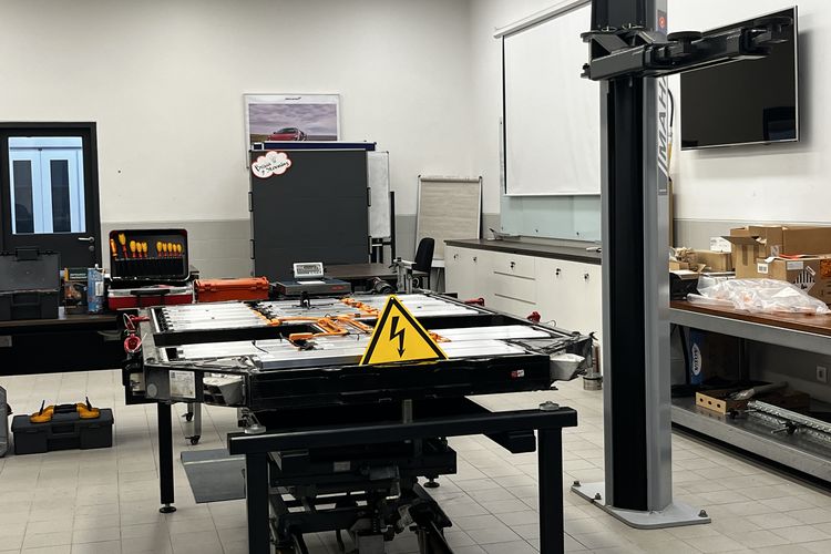 Teknisi Mobil Listrik Porsche Setifikasi Langsung di Singapura