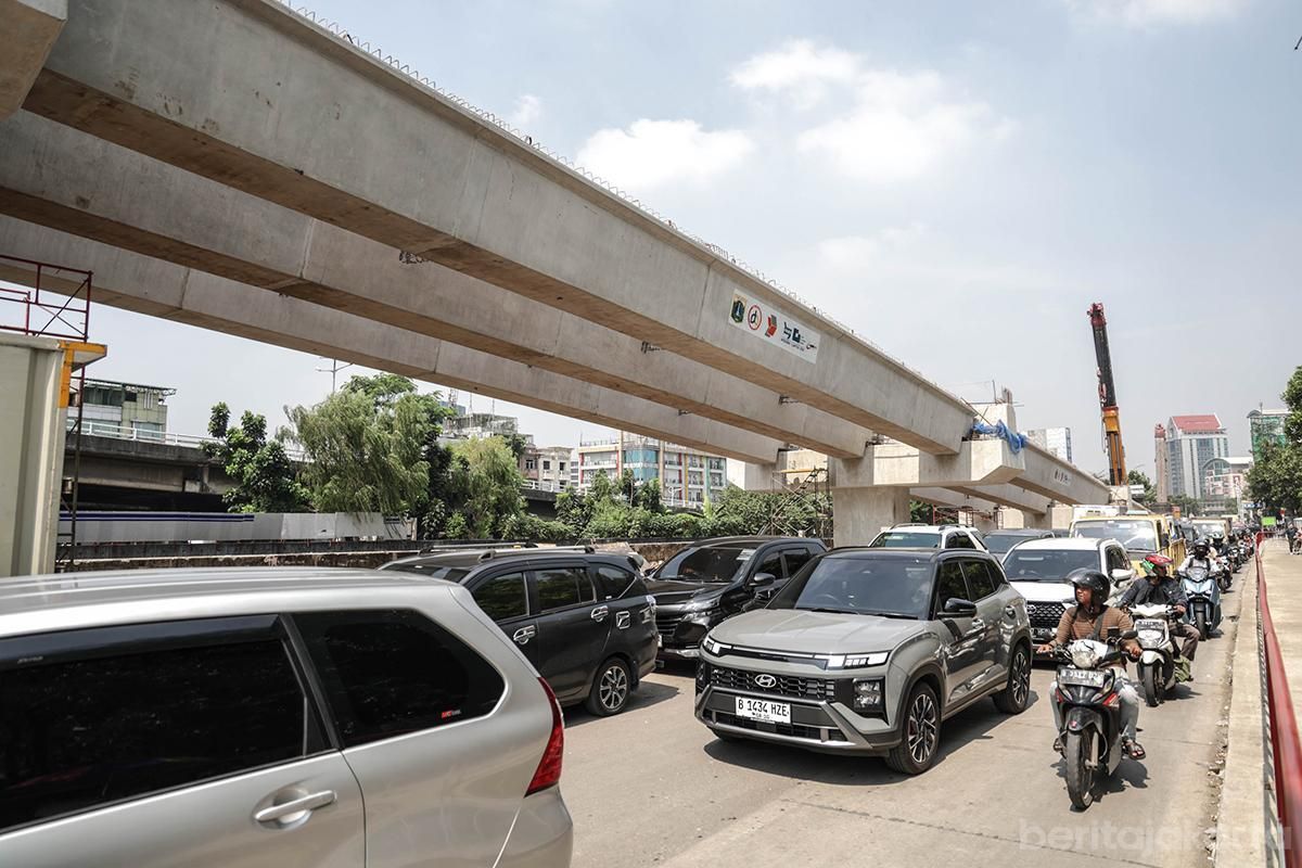 Flyover Jadi Solusi Atasi Kemacetan di Perlintasan Kereta Api Jakarta