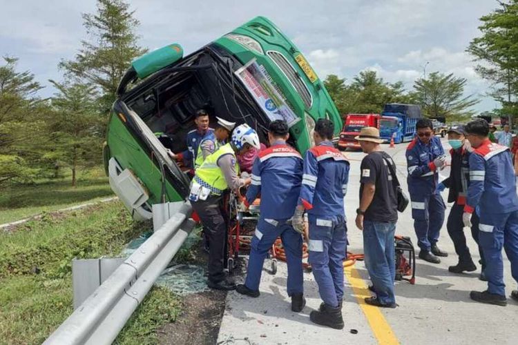 Tidak Hanya Rem Blong, Bus Pariwisata yang Terguling di Exit Tol Pemalang Tidak Laik Operasi