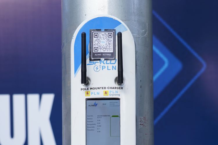 PLN dan Velasto Bangun SPKLU Pertama yang Menempel di Tiang Listrik