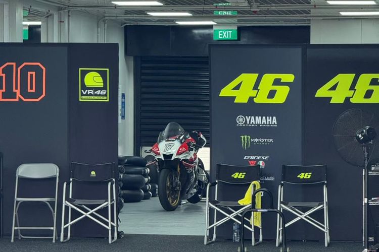 Valentino Rossi Tanda Tangan Motor Yamaha YZF-R1 GYTR di Mandalika