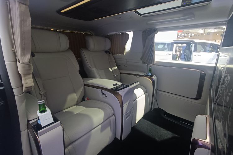 Momen Sultan HB X Pakai Lexus LM 350h, Turun Langsung Temui Massa