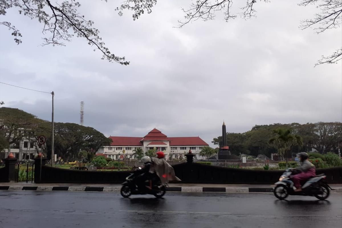 Hujan Gerimis Ternyata Lebih Berisiko Bagi Pengendara Motor