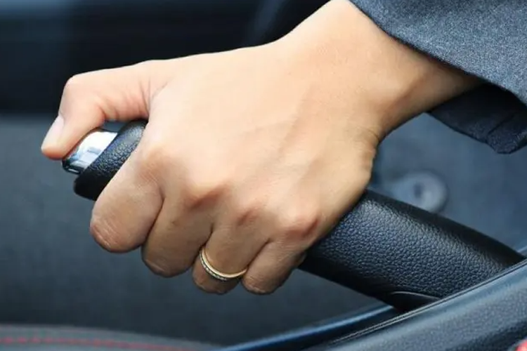 Jangan Langsung Tarik Rem Tangan Setelah Mencuci Mobil