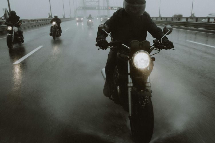 Fakta atau Mitos: Ngebut Bikin Motor Lebih Boros BBM?
