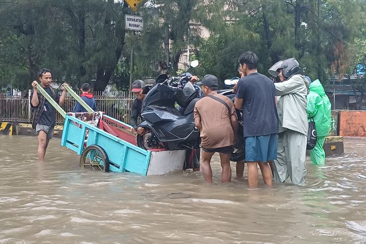 Pengendara Wajib Tahu Cara Penanganan Awal Motor Mogok karena Banjir
