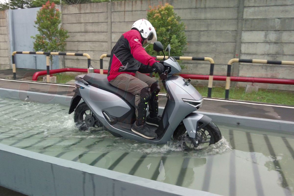 Hal yang Harus Dilakukan Motor Listrik Setelah Libas Banjir