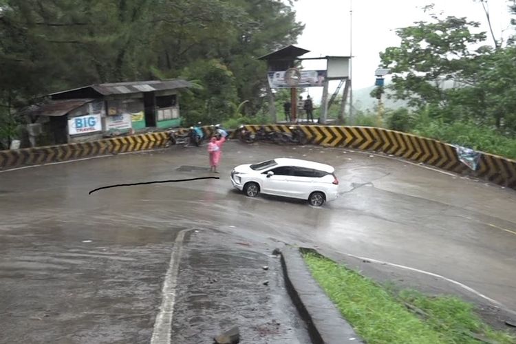 Kebiasaan Mematikan AC Mobil Saat Menanjak: Apa Kata Ahli?