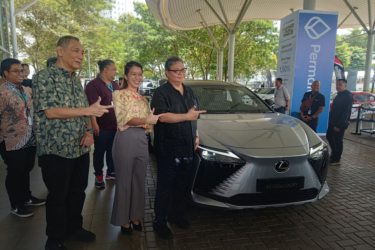 Kelakar Airlangga: Mobil Lexus Ini Mahal karena Punya Setir Unik