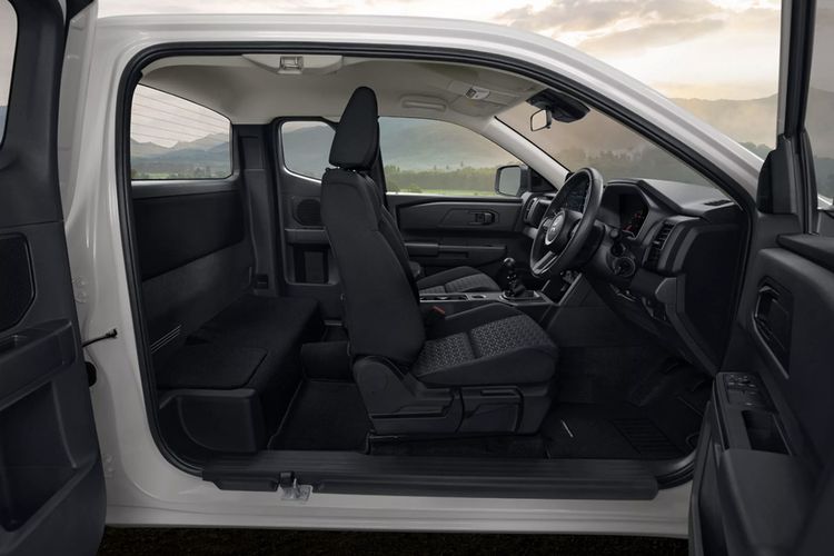 Mitsubishi Triton Street: Tampilan Agresif, Fitur Fungsional