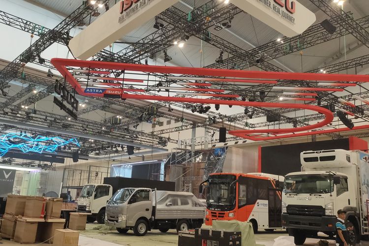 Intip Persiapan Booth Pameran Jelang GIIAS 2025