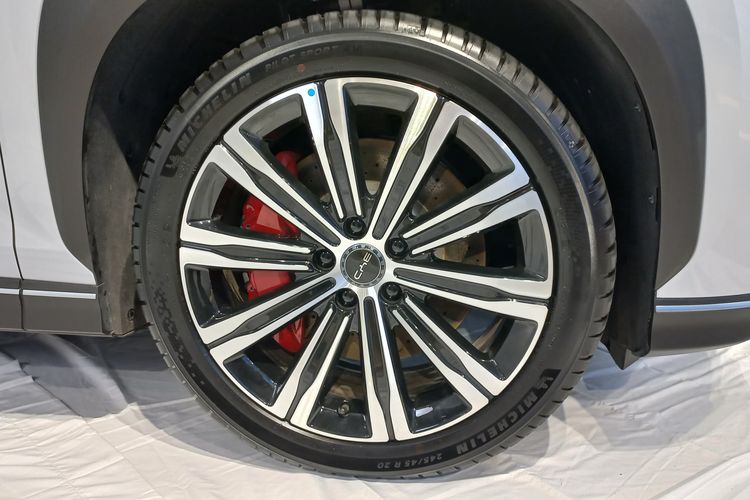 Alasan kenapa Ban Mobil Listrik Butuh Tekanan Udara yang Tinggi