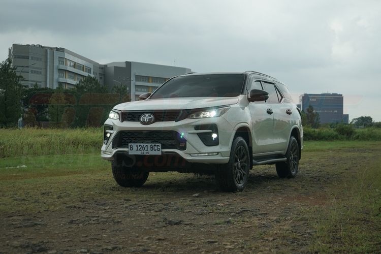 Adu Fitur Isuzu MU-X Facelift dan Toyota Fortuner 2025