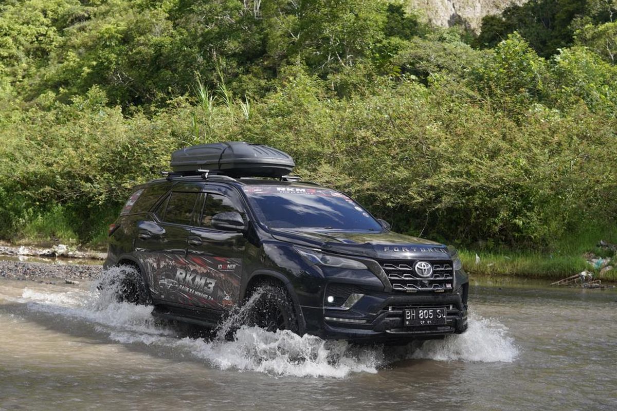 Lintas Generasi Toyota Fortuner Uji Ketangguhan di Ranah Minang