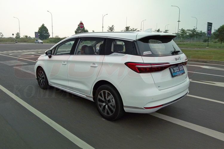 Simak Harga dan Spesifikasi BYD M6