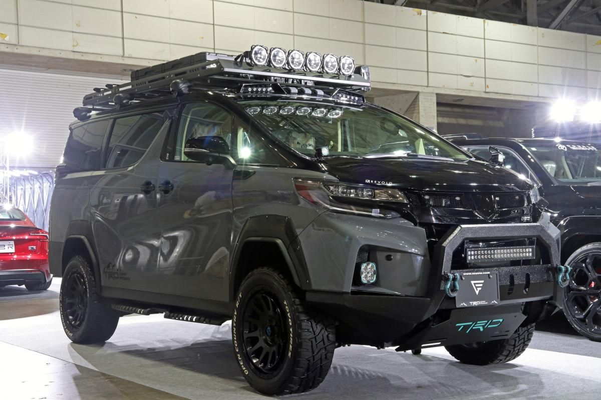 Ketika Toyota Alphard Menjelma Jadi Mobil Off-Road