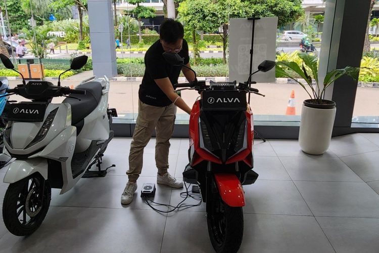 Inovasi Alva untuk Mempermudah Pengisian Motor Listrik