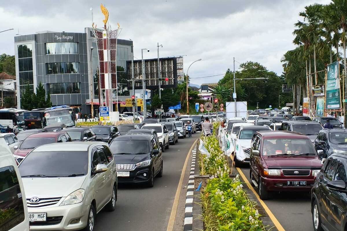 Jalur Puncak Padat, Ini Jadwal One Way dan Pilihan Rute Alternatif