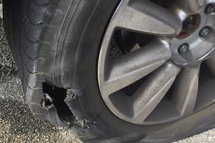 Waspada Saat Melibas Genangan, Risiko Ban Bisa Robek