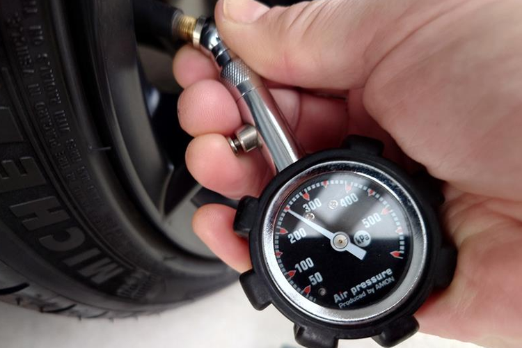 Ban Motor Pecah dan Pelek Bengkok, Dampak Nyata Bahaya Jalan Berlubang