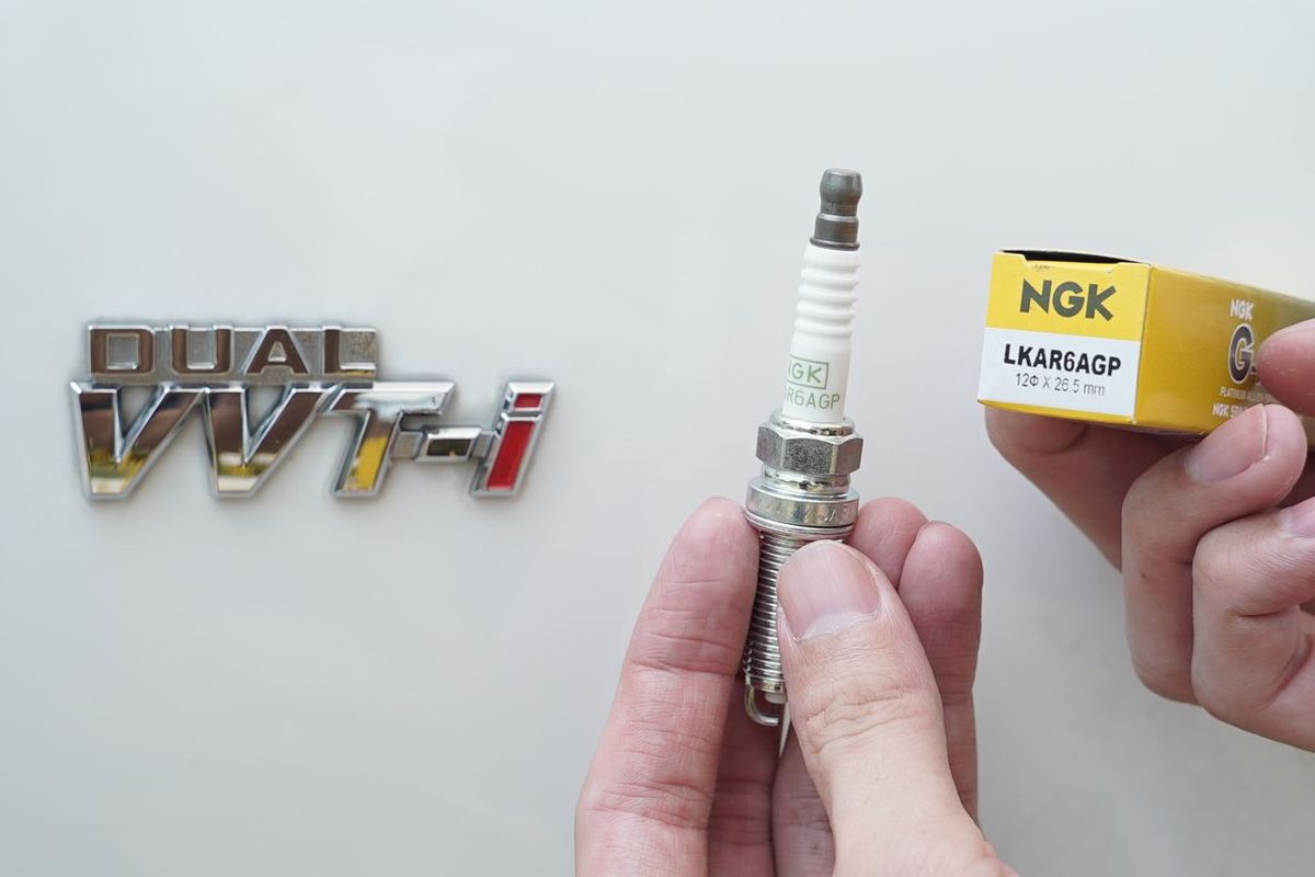 Kenapa Busi Mobil Harus Diganti Sekaligus? Ini Penjelasannya