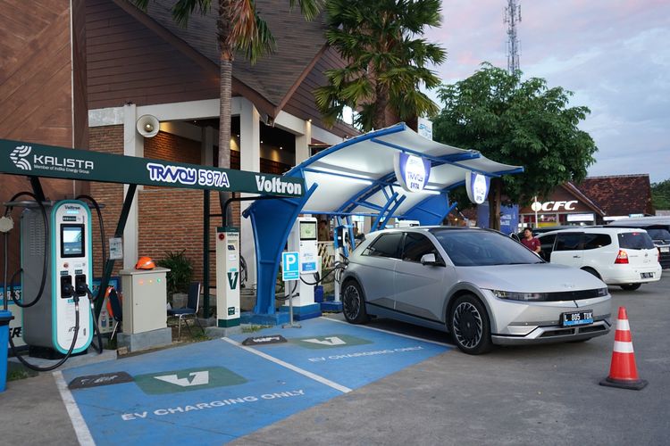 Persiapan Mudik Lebaran 2026, Simak Daftar SPKLU di Tol Trans Jawa