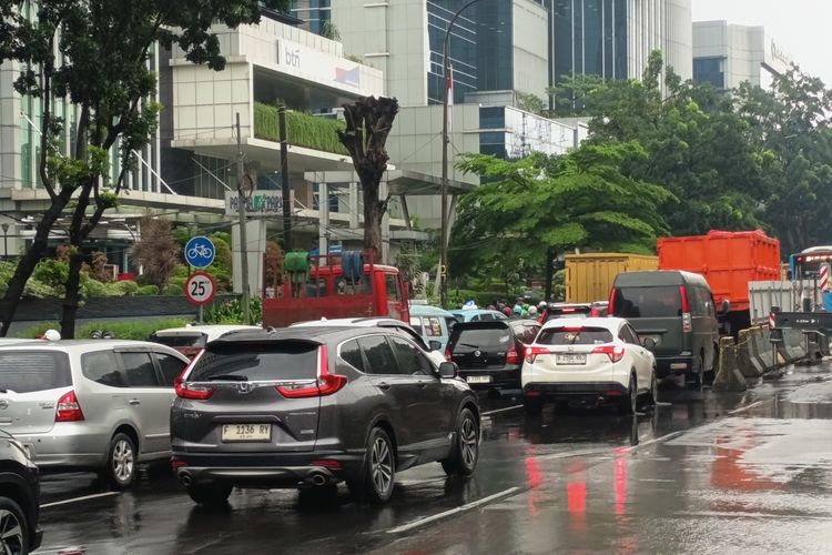 Ada Genangan di Jalan DI Panjaitan, Arus Lalu Lintas Cawang Macet