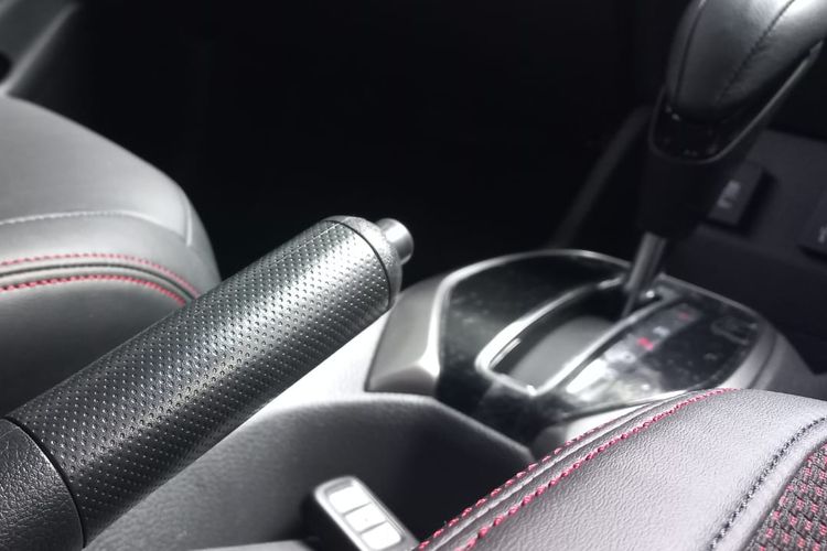 Ini yang Terjadi jika Rem Tangan Masih Aktif Saat Mobil Bergerak