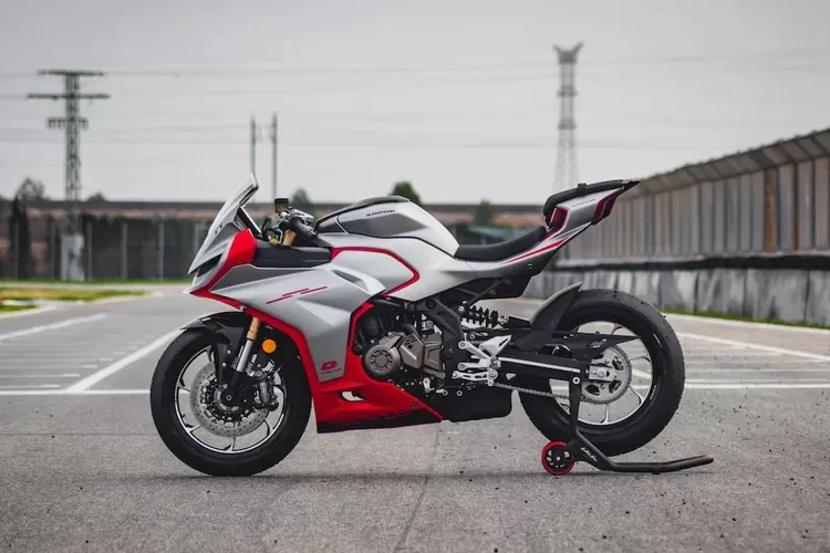 Motor Supersport QJMotor SRK 421 RR, Pesaing Berat Kawasaki ZX-4RR