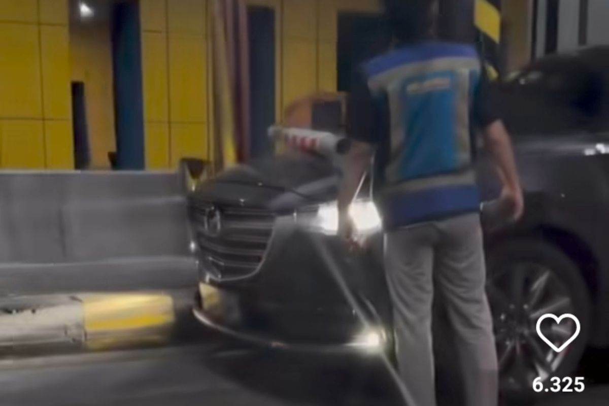 Mazda, Video Mobil Mazda Tak Mau Bayar dan Terobos Gerbang Tol Gayamsari
