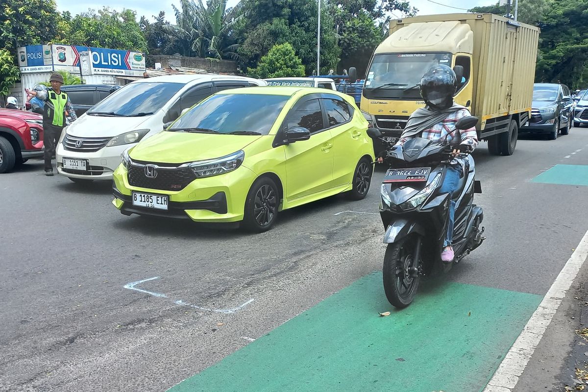 Banyak Pengendara Motor Terjatuh di Jalan Juanda Depok karena Lubang