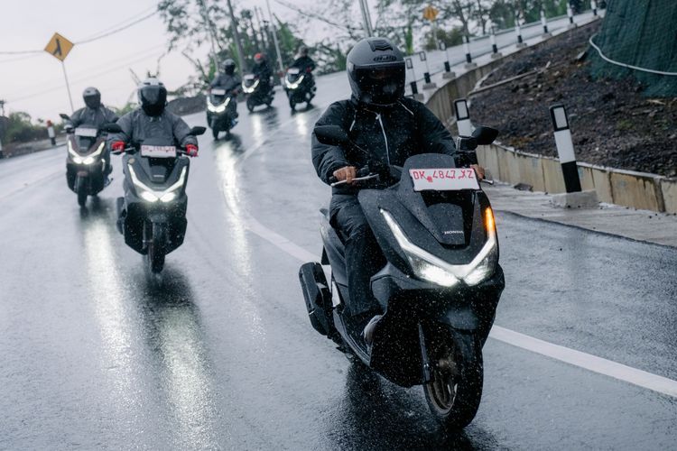 Pengendara Motor, Jangan Remehkan Bahaya Jas Hujan Ponco