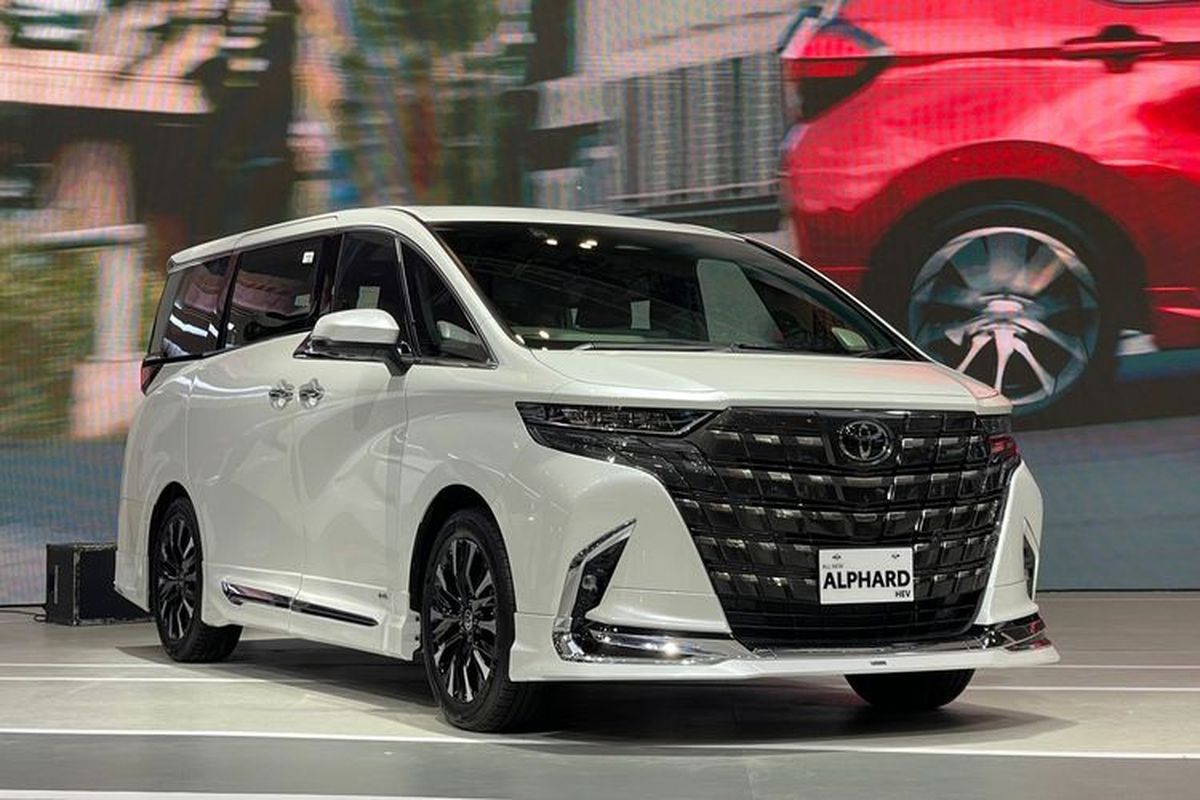 Harga Bekasnya Turun Drastis, Komparasi Toyota Alphard vs Denza D9