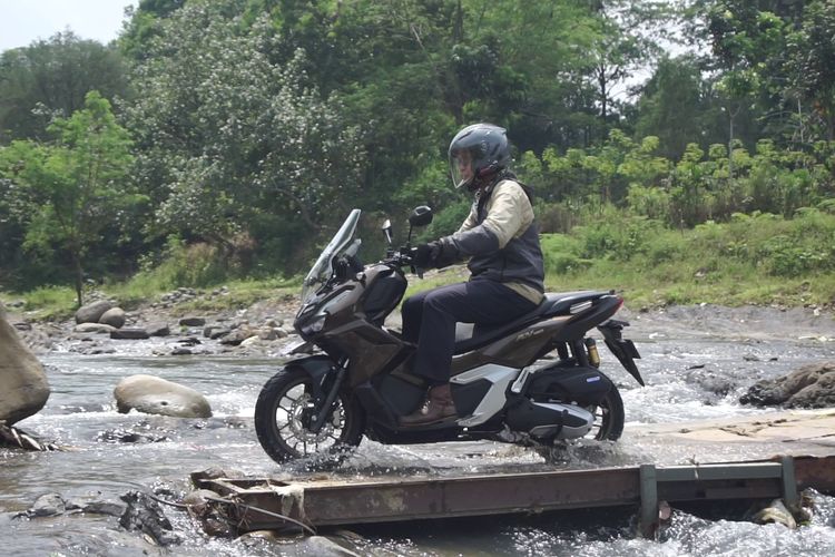 Sensasi Jajal Honda ADV160 RoadSync di Habitatnya