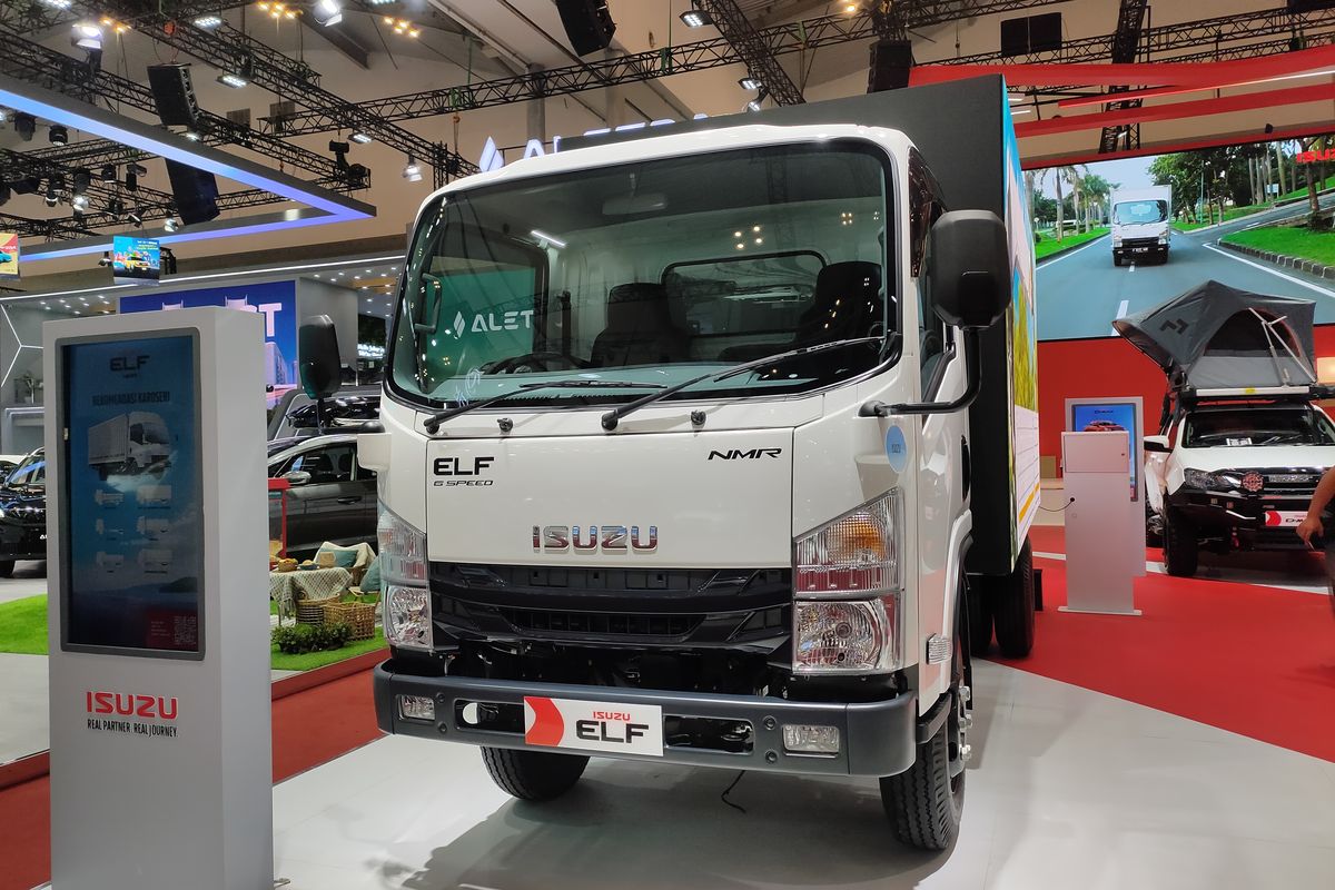 Isuzu ELF NMR: Kendaraan Niaga dengan Layar LED