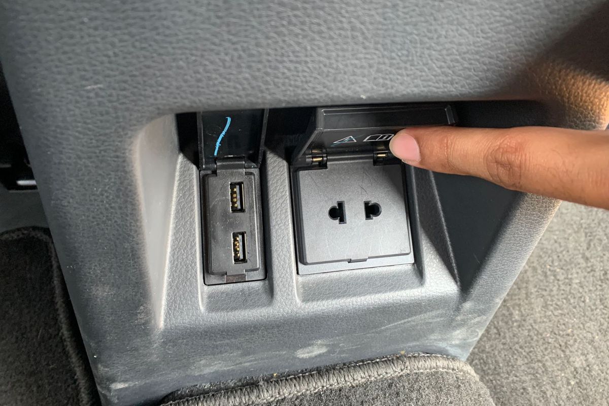 Sering Ngecas HP di Mobil Bikin Aki Cepat Soak?